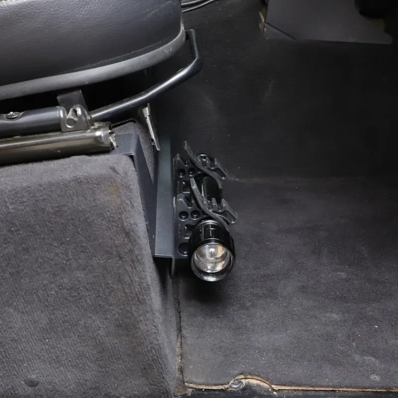 Car Accessories Under 1000 - アルミ合金製 ブラック 車用シート下懐中電灯ホルダーブラケット 車内アクセサリー ランドローバー ディフェンダー